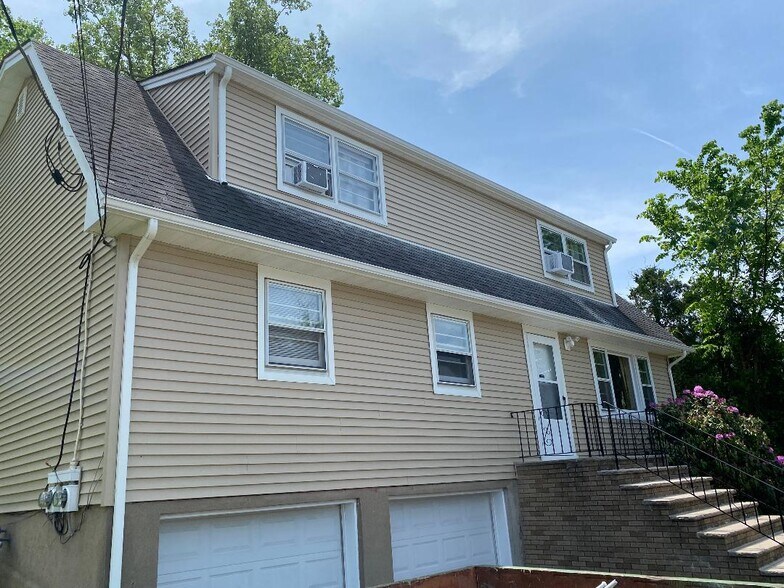 Comes with parking & 1 Garage - 6 Borman Dr
