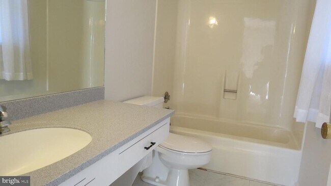 Building Photo - 1043 W Areba Ave