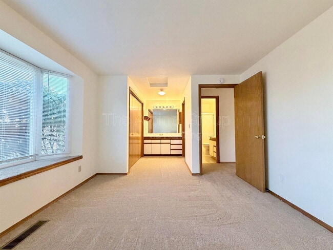 Building Photo - 719 SW Backcourt Pl