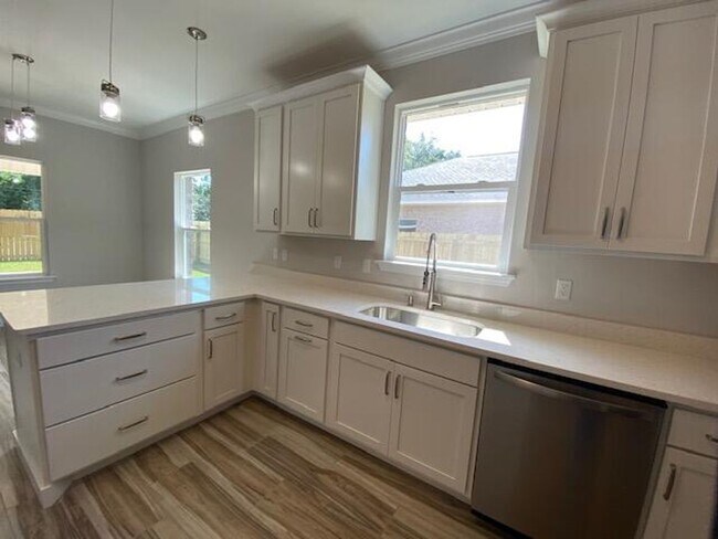 Building Photo - Spacious 3 Bedroom Home in Mary Esther!