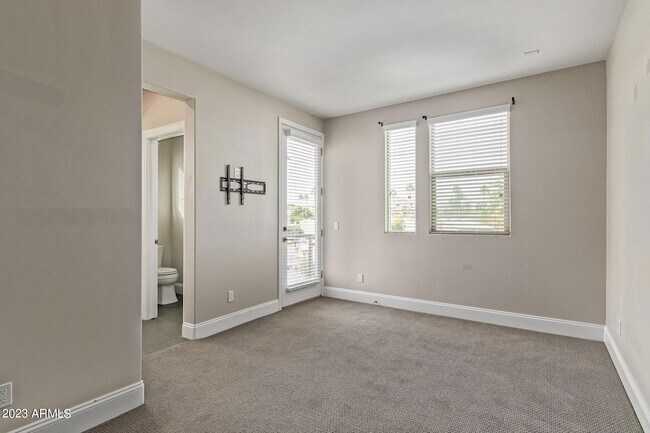 Building Photo - 4816 N Woodmere Fairway Unit 1010