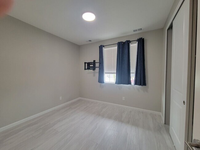 Building Photo - ALL PROSPECTIVE TENANTS MUST SUBMIT A $58 NON-REFUNDABLE APPLICATION FEE PER APPLICANT ONLINE AND...