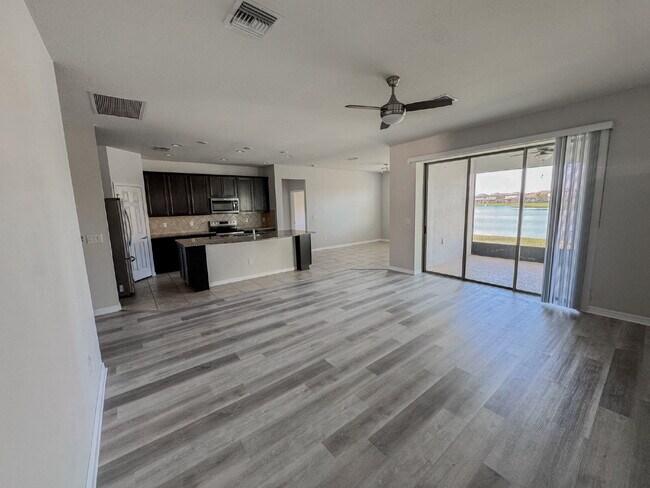 Building Photo - Gorgeous 4 bedroom 2 bath home in luxuriou...