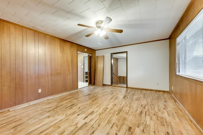 Building Photo - 223 E Kingsbridge Dr