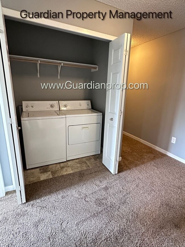 Building Photo - Champlin Town Home, 2 Car Garage, Dishwasher, Washer/Dryer, Balcony, May/June Move in Dates
