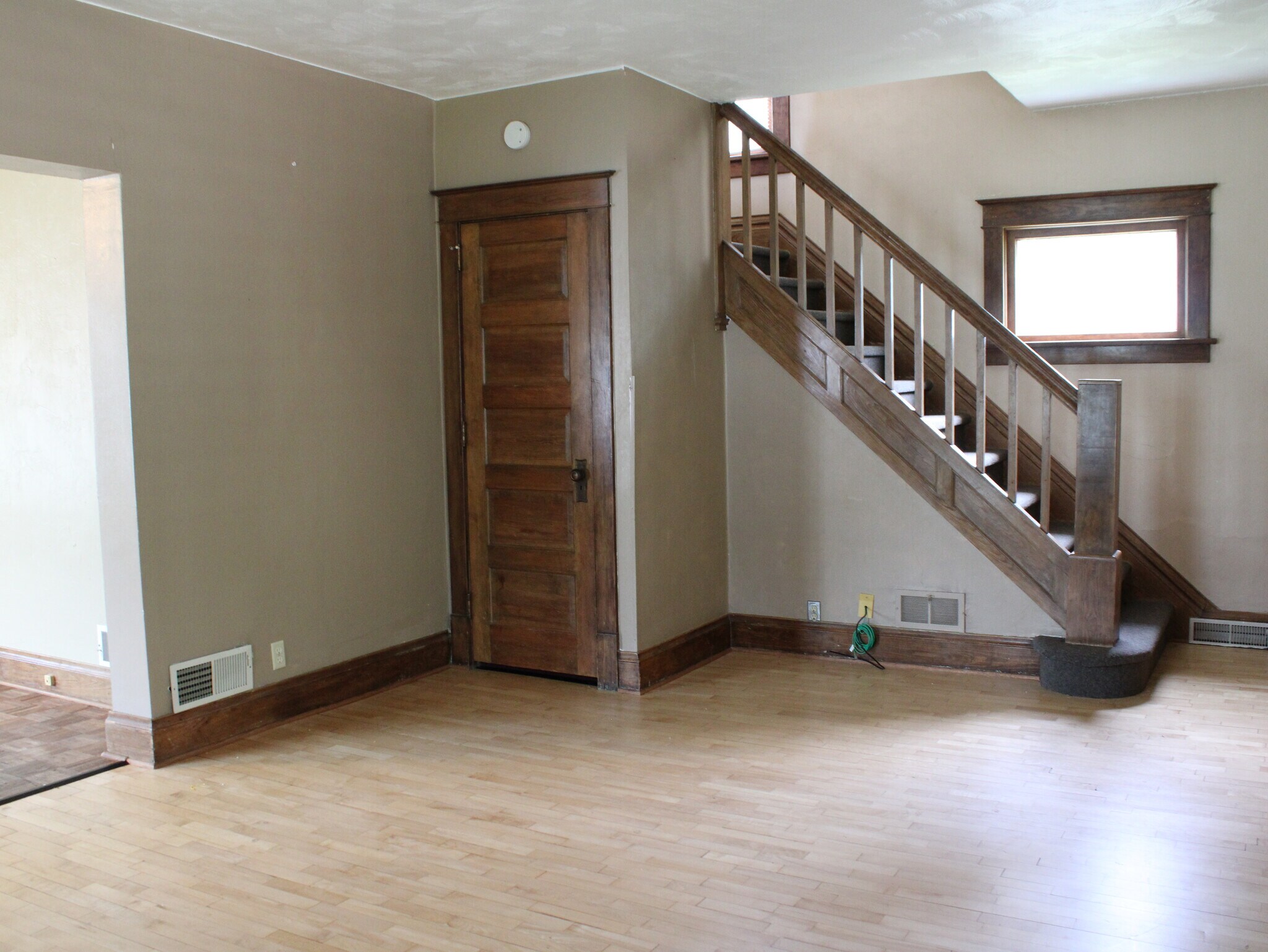 Building Photo - 107 E 11th St