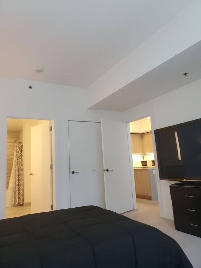 Building Photo - High end one bedroom plus at the luxurious...