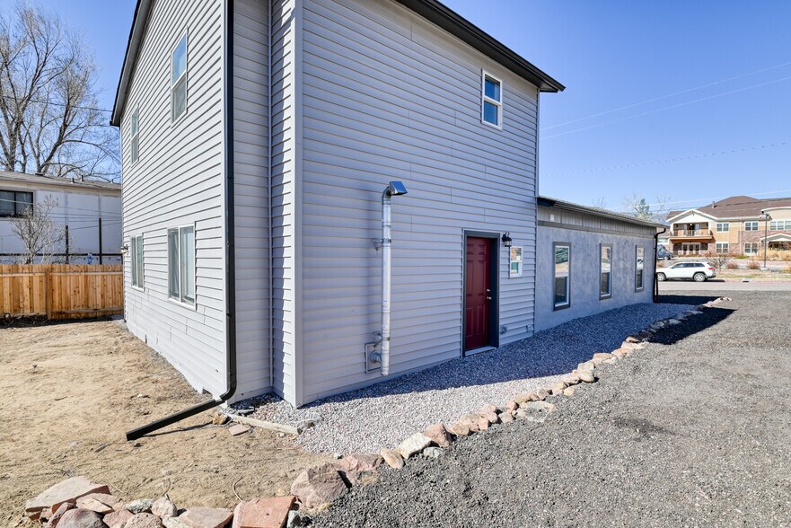 Building Photo - 815 E Hills Rd