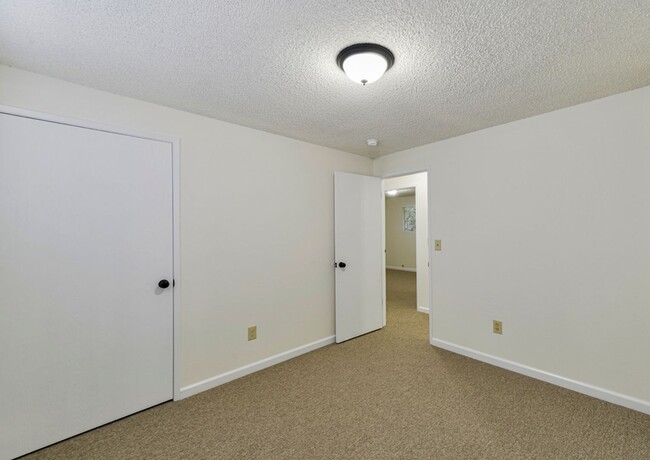 Building Photo - Remodeled  House - 4 Bed 2 Bath - Renton