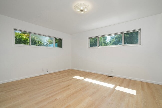 Building Photo - Spacious Two Story Albany Home Two Blocks ...