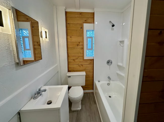 Building Photo - Charming 2-Bedroom Apartment in a Classic ...