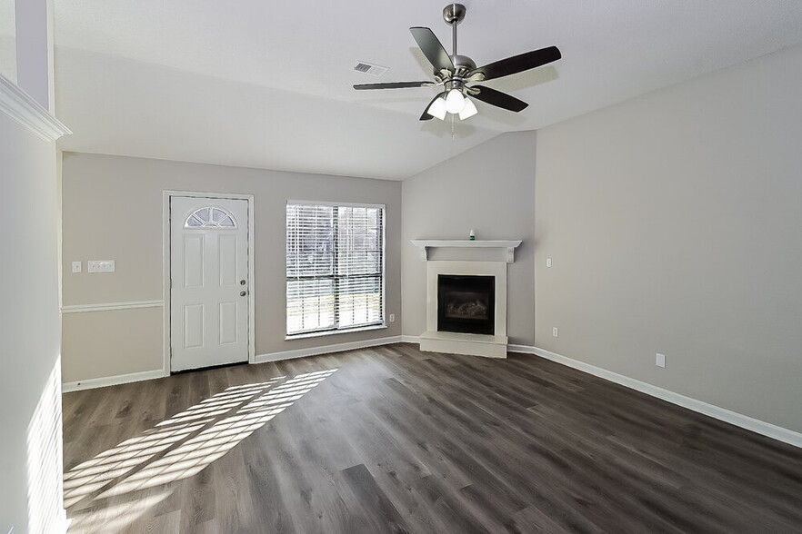 Building Photo - 10873 E Ridge Dr