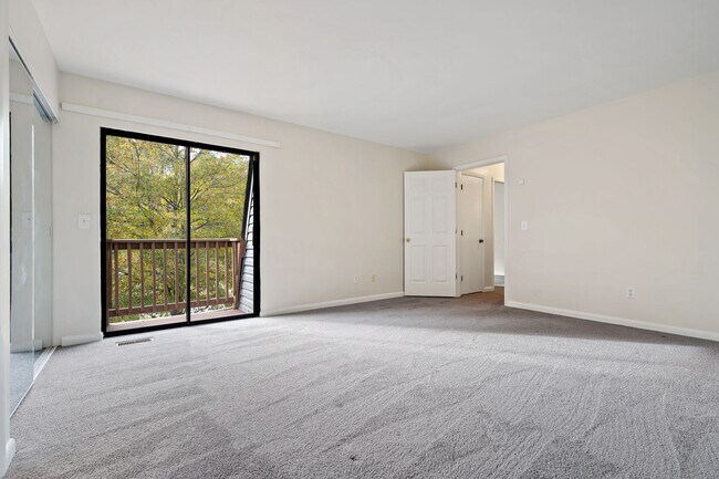 Building Photo - GREAT LOCATION!!! Large 2bedrm - Mins to U...