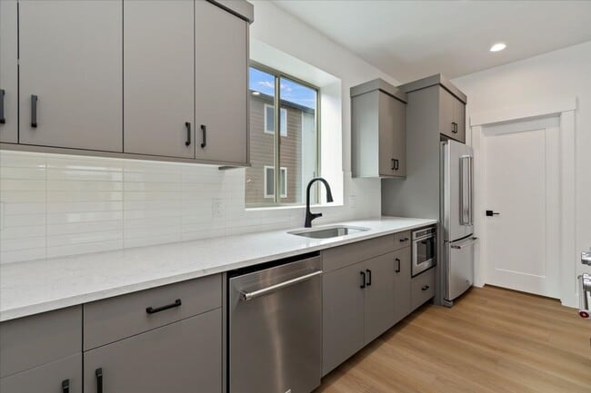 Building Photo - BRAND NEW 3 bed 3.5 bath townhouse