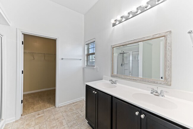 Building Photo - 3 BD 2.5 BA | Charming Home