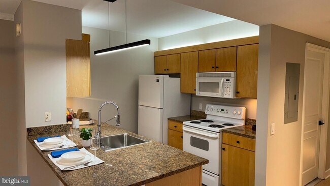 Building Photo - 616 E Street NW Unit 308