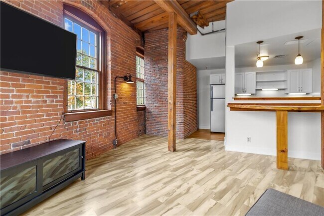 Building Photo - 555 S Water St