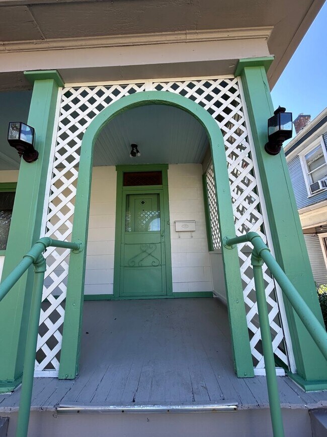 Building Photo - Spacious 3 BR home, Minutes to Medical Cen...