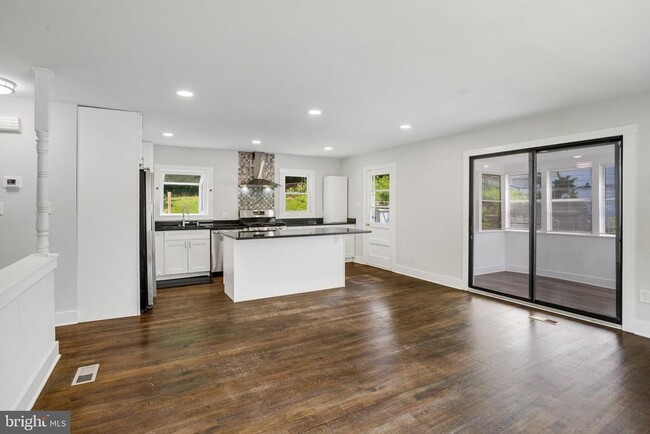Building Photo - 3810 Forestdale Ave