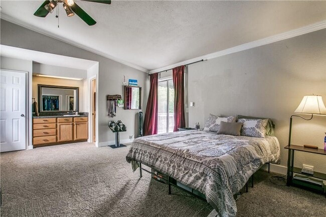 Building Photo - Beautifully Crafted 2/2.5/2 Town Home in Euless!