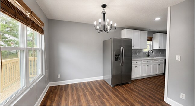 Building Photo - Comfortable Modern Family Home