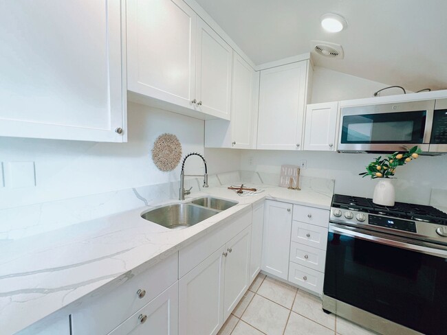 Building Photo - Newly Refurbished 3 Bed / 2 Bath Duplex on Fire Mountain