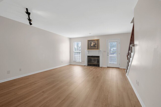Building Photo - 2 Bedroom Condo For Rent Near Memorial Drive!
