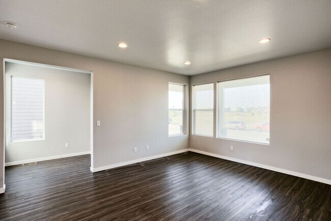Building Photo - Beautiful 3 Bedroom Townhome in Mosaic
