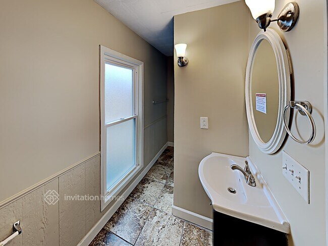 Building Photo - 424 E Park Ave