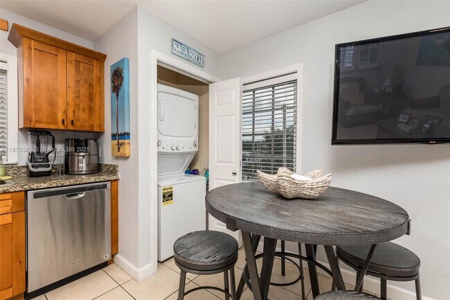 Building Photo - 325 Calusa St