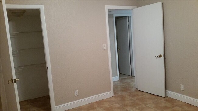 Building Photo - 430 Commodore Dr