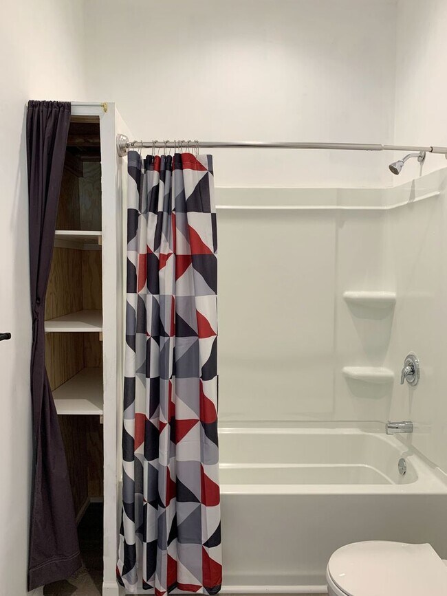 Building Photo - 2 Bed 1 Bath with Attached Garage