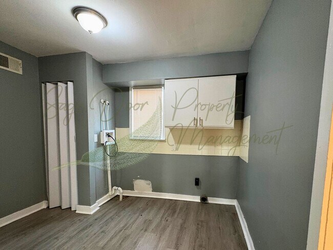 Building Photo - AVAILABLE NOW!!!!!