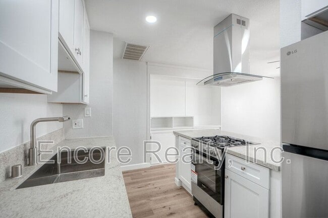 Building Photo - 303 3rd Ave