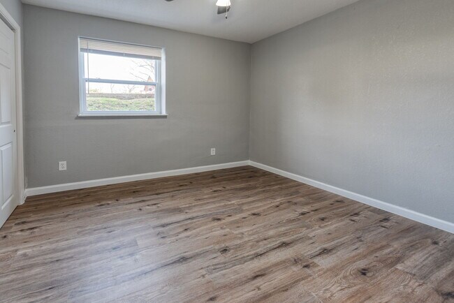 Building Photo - 2040 Yale Ave