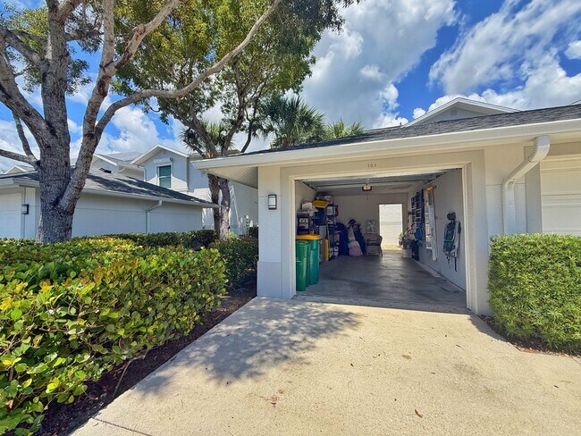 Building Photo - 1310 Charleston Square Dr
