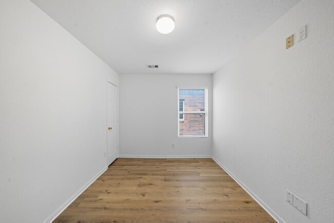 Building Photo - 14730 Fir Knoll Way