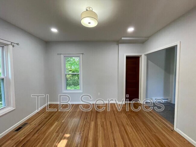 Building Photo - 402 Electric St