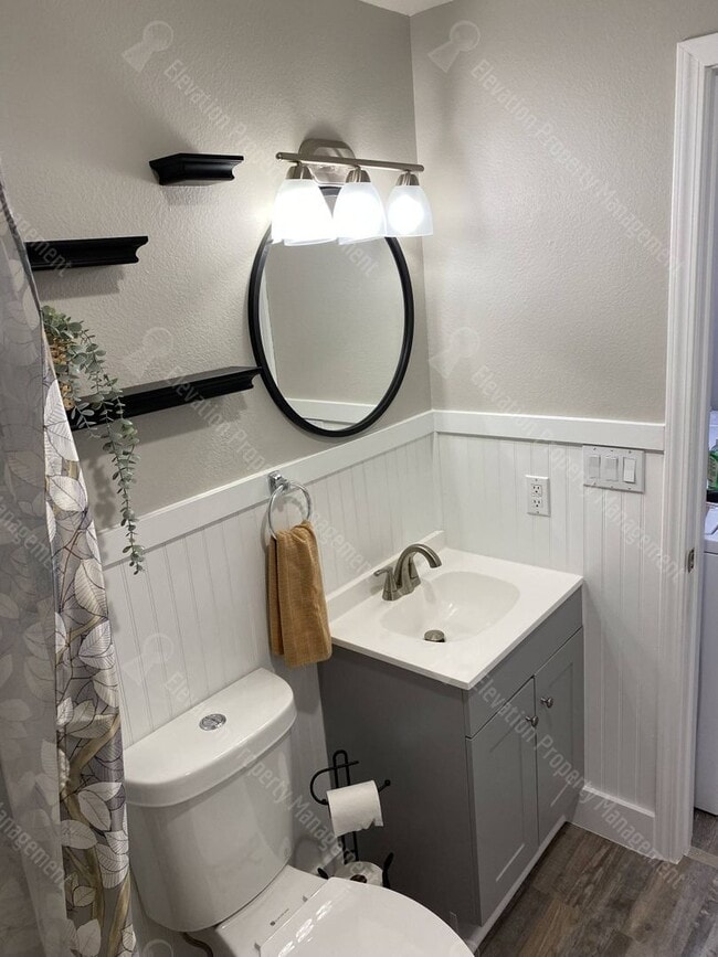 Building Photo - 2 BR in Redmond w/ huge yard