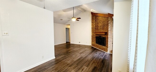Building Photo - 135 Basswood St