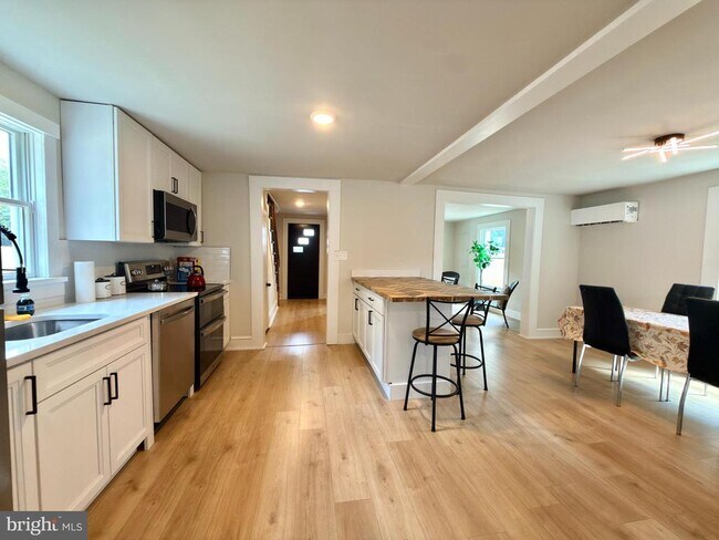 Building Photo - 553 Highland Ave