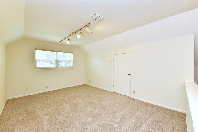 Building Photo - 1811 Laurel Oaks Dr