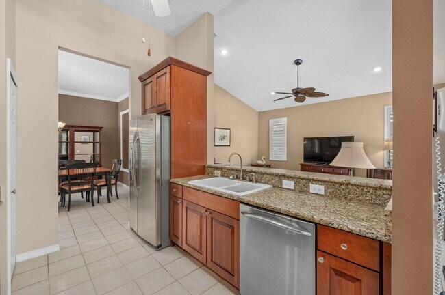 Building Photo - 1736 SW Mockingbird Dr