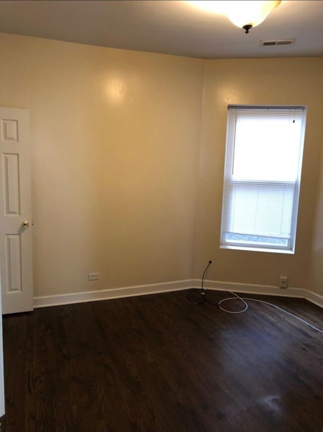 Building Photo - 704 E 50th Pl