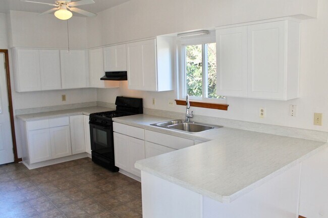 Building Photo - Chicks Beach Living! 3BR/2.5BA - Attached Garage, Private Cul-de-sac- Minutes to the BAY!
