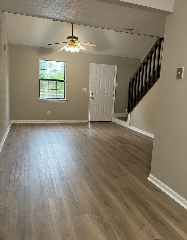 Building Photo - 402 Alice Dr
