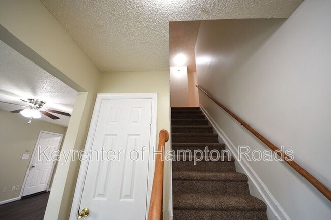 Building Photo - 192 S Hall Way