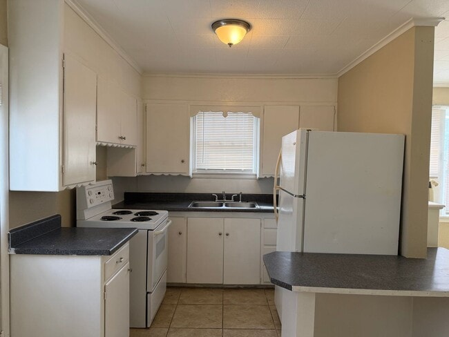 Building Photo - 1 bedroom 1 bath, Bethany Schools- Now Available