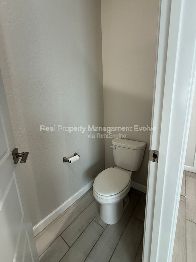 Building Photo - 5118 E Anderson Dr