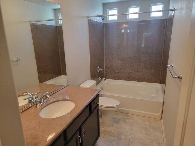 Building Photo - 5 bedroom 3 story home with beautiful remo...